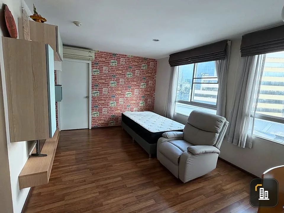 For sale: U Vipha-Ladprao condo, 6th floor, corner unit. Very quiet and private. Beautiful wallpaper installed. Book now!