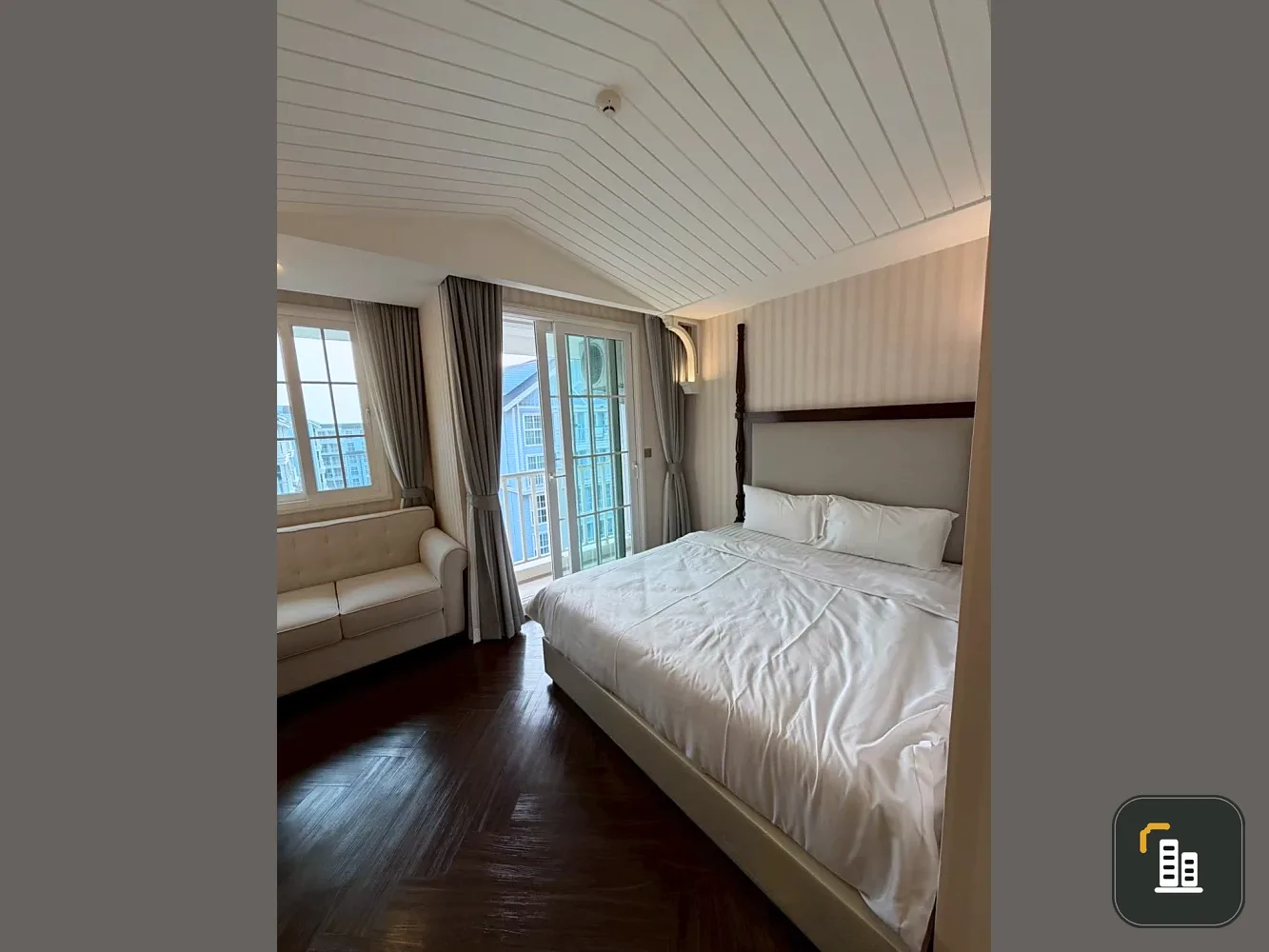Grand Florida Beachfront Condo Resort, Pattaya for rent. Fully furnished with appliances including a microwave and all kitchenware. Book now!