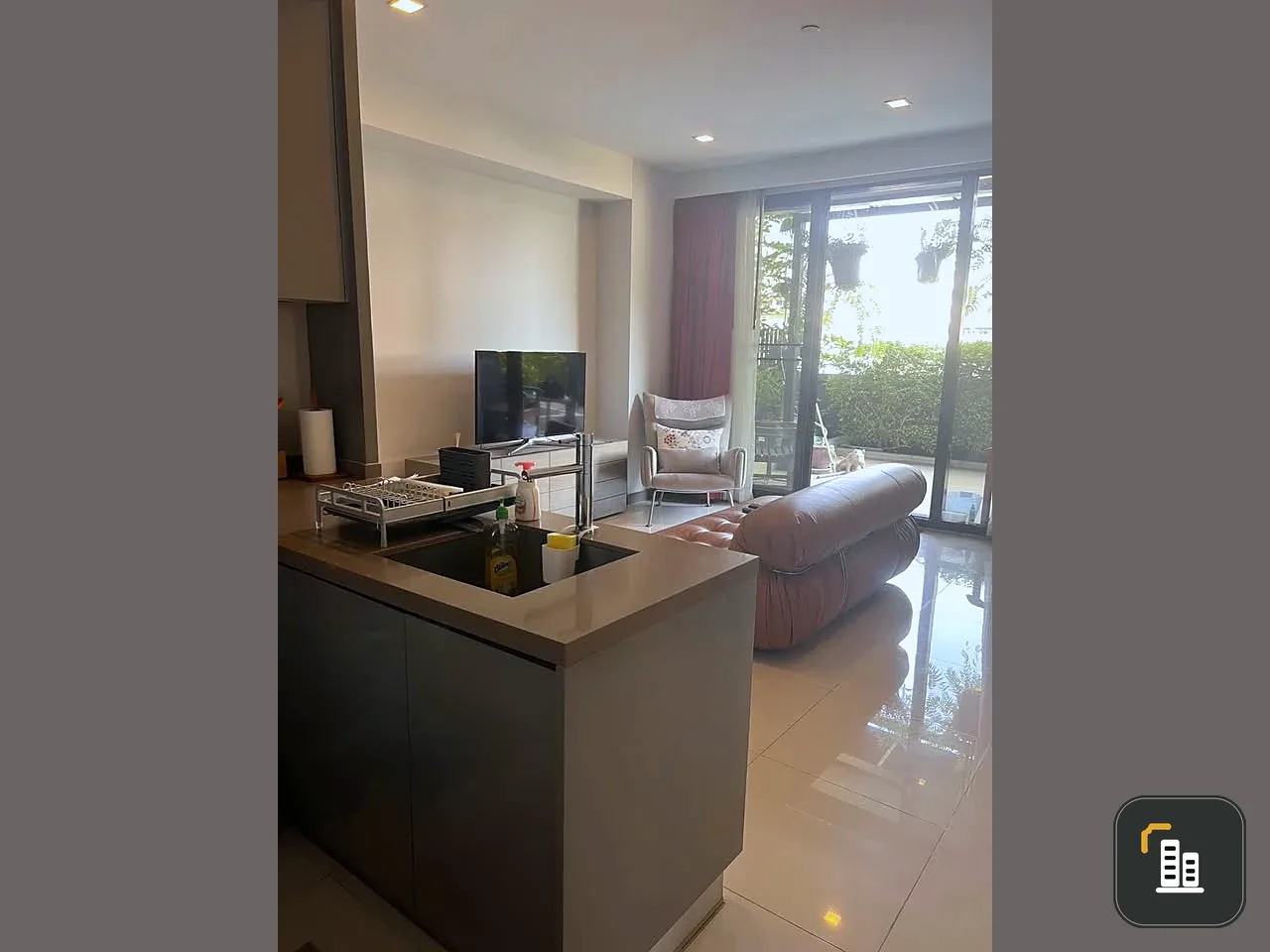For rent: M Silom, pet-friendly, with a private garden. The unit consists of a 74 sq m apartment and a 76 sq m garden area. Ready to move in!