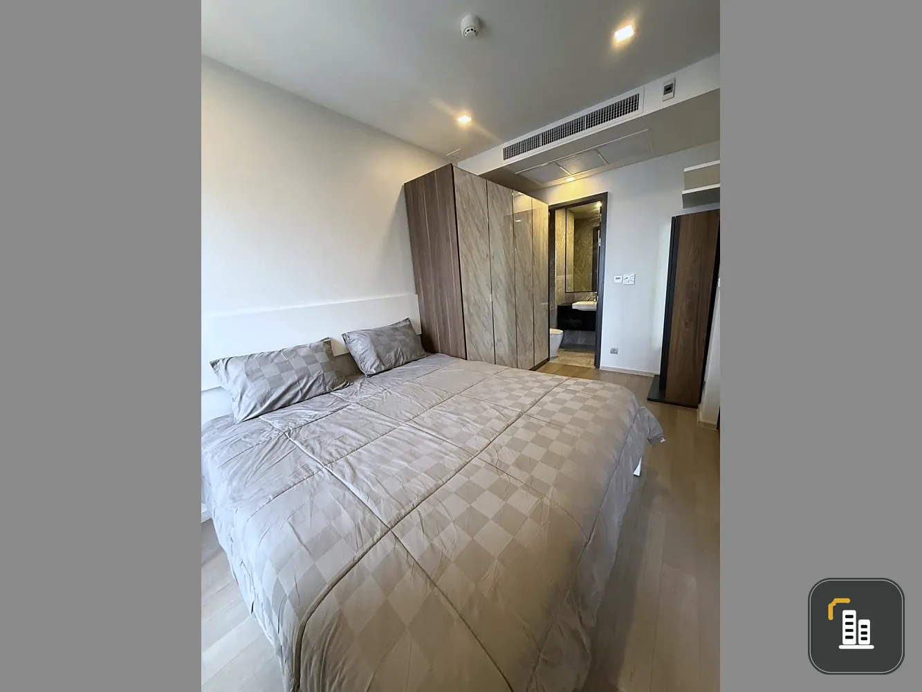 For rent: Ashton Asoke, high floor unit, spacious, fully furnished. Book now!