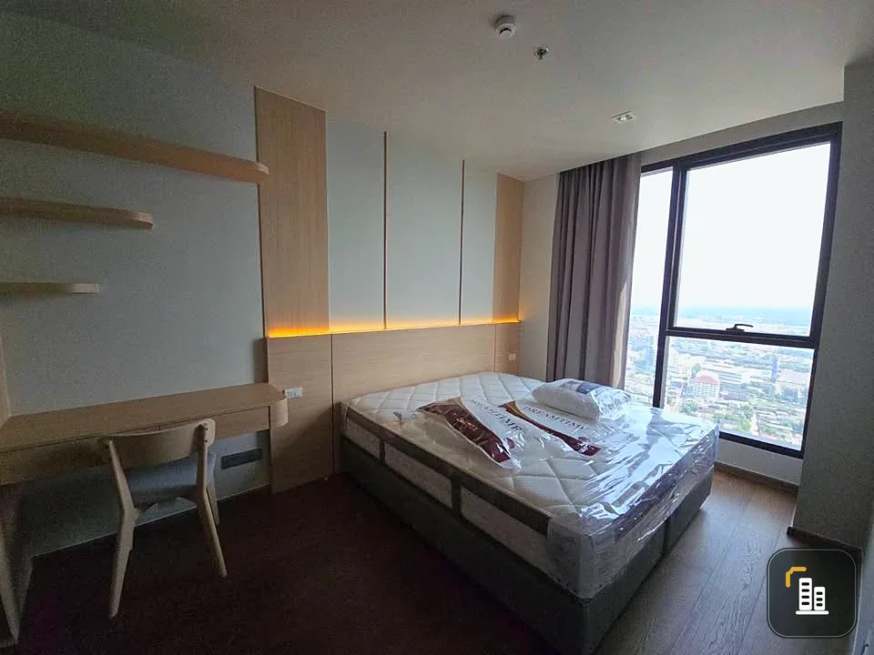 For rent: IDEO Q Sukhumvit 36. Spacious room with ample usable space, high-quality built-in furniture, and a beautiful, unblocked view. Book now!