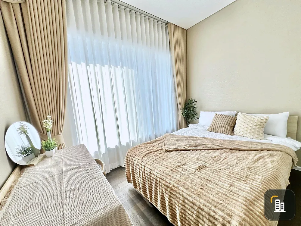 For rent: The Saint Residences, beautifully decorated unit on the 34th floor with views of Chatuchak Park and Union Mall. Book now!