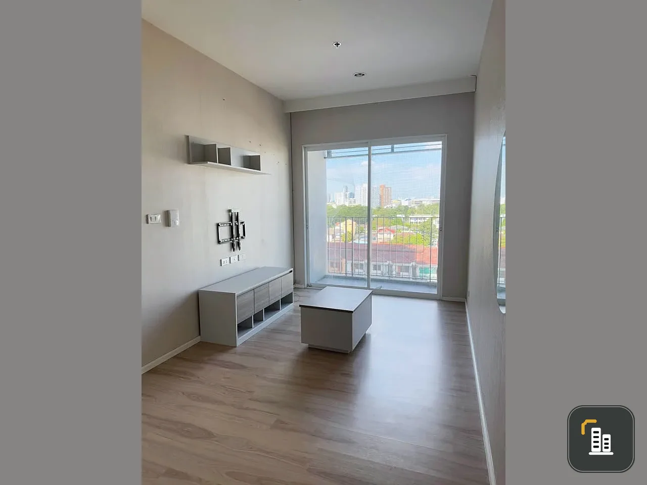 Selling Amber by Eastern Star condo, 7th floor. Spacious room with plenty of usable space. A must-see!