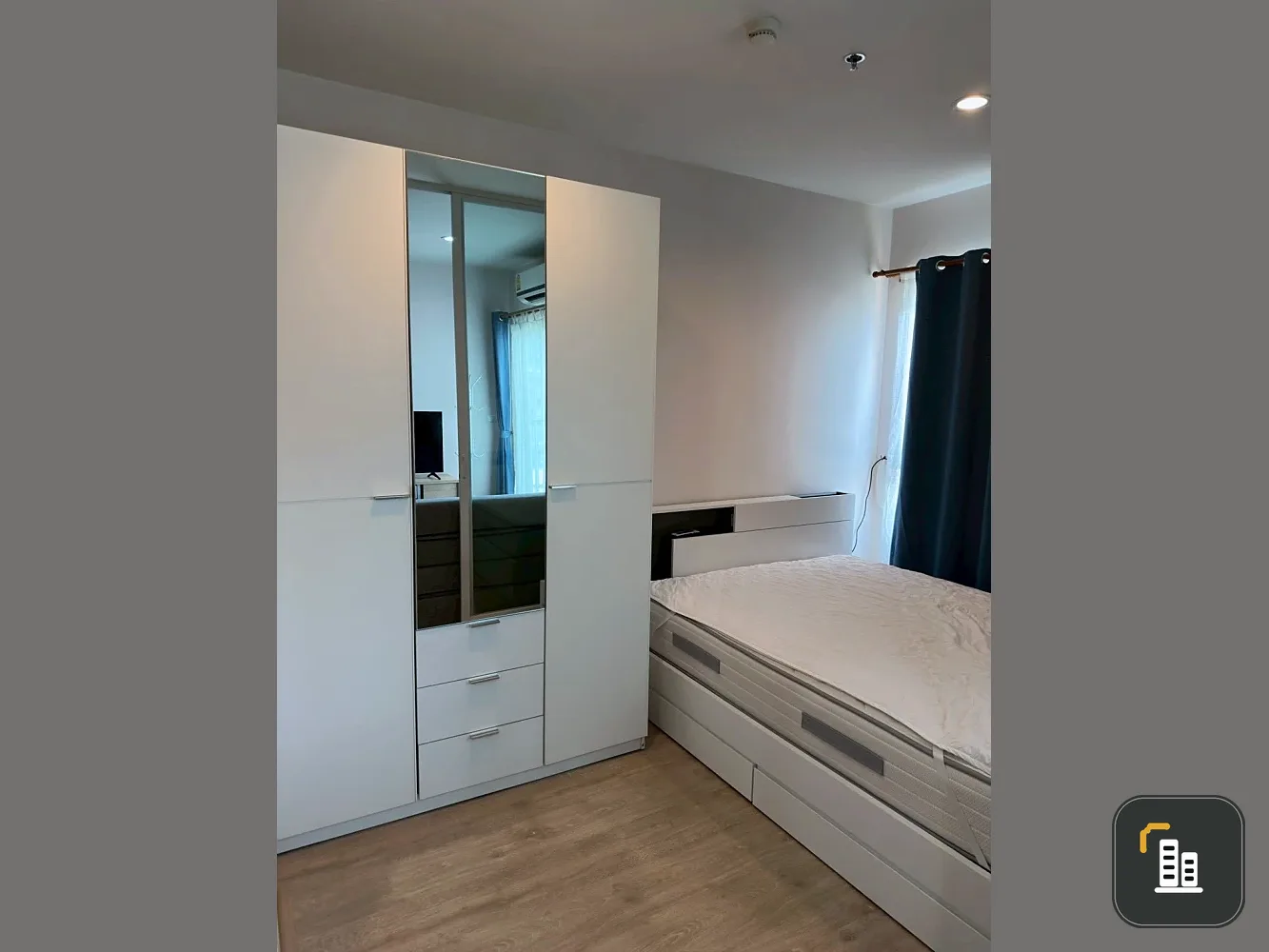For rent: The Tempo Grand Sathon-Wutthakat. Nice room on the 14th floor with a great view. Fully furnished with appliances. Just bring your bags!