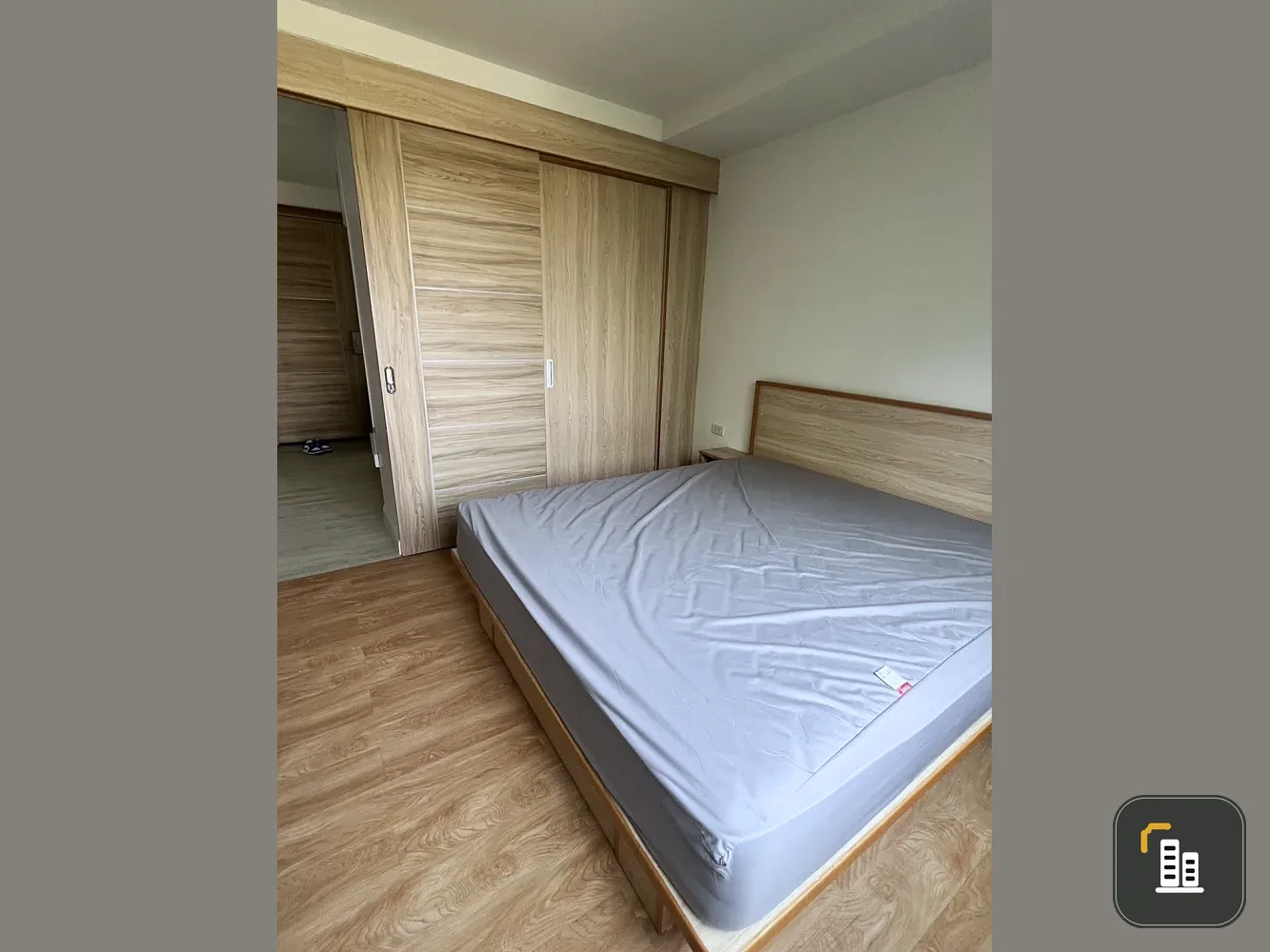 V Condo Salaya for rent. Corner unit with two windows, lots of natural light. Amazing price! Book now, don't miss out!