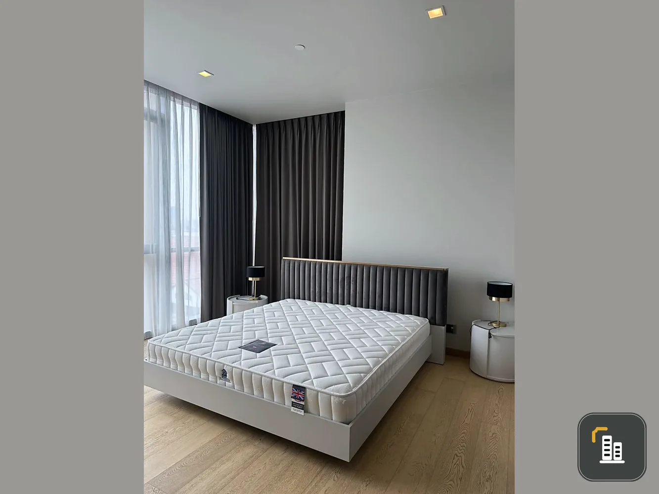 For sale or rent: The Monument Thonglo, 2 bedrooms, spacious living area, fully furnished and equipped with amenities. Book now!