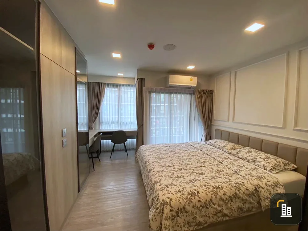 Selling a condo at Kave Ava, Building D, 7th floor. Interior view overlooking the swimming pool. Includes a walk-in closet. Book now!