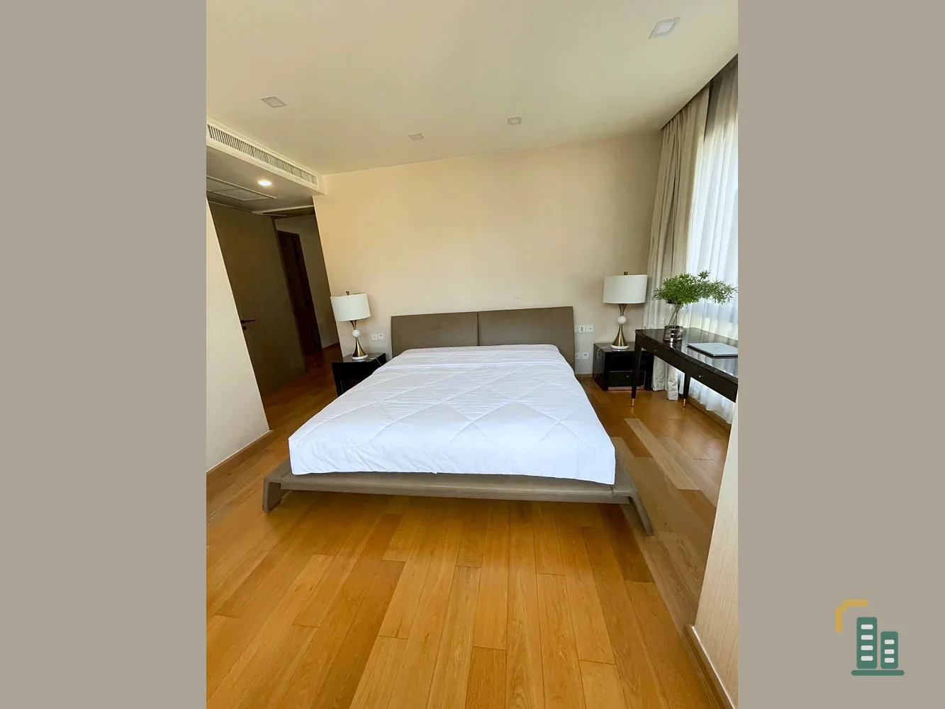 Selling MIELER Sukhumvit 40, fully furnished unit. Spacious and comfortable, perfect for families. Book now!