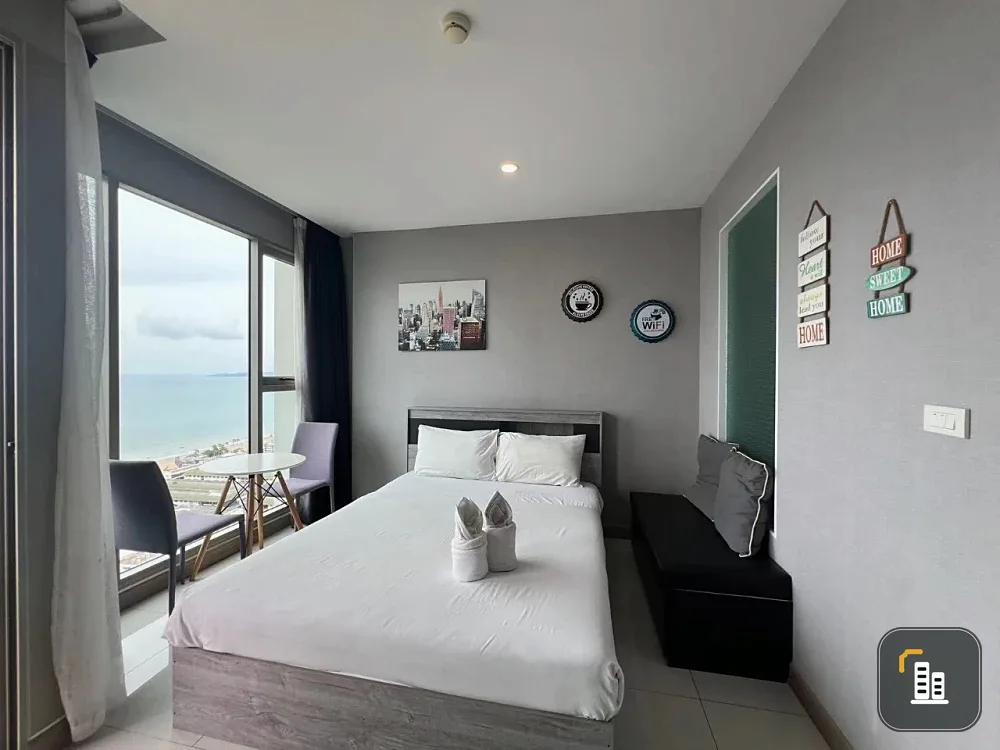 Selling The Riviera Jomtien Pattaya, 38th floor. Very high floor with stunning sea views. Ready to move in with just your belongings.
