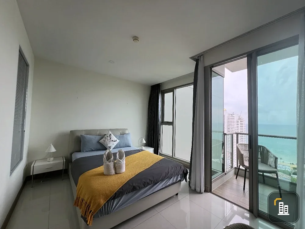 For sale: The Riviera Jomtien Pattaya, high-floor condominium with stunning sea views, fully furnished and ready to move in.
