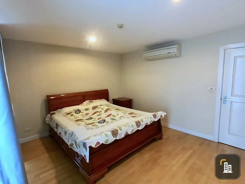 Selling The Fine Ari 4 - Phahonyothin. This is the only adjacent unit, making it very quiet and peaceful. It's a slow-life condo perfect for those who