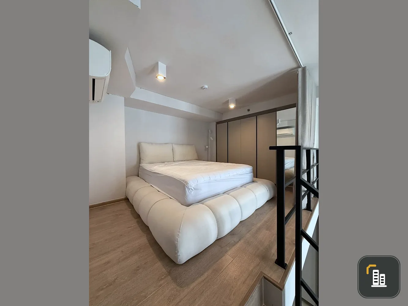 For rent: IDEO Rama 9-Asoke. Beautifully decorated minimalist-style room. High-quality built-in bed, mattress, and sofa. Don't miss out!