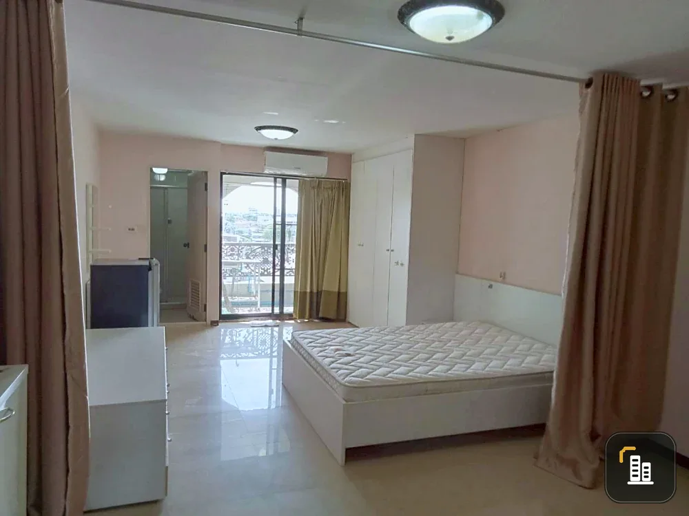Urgent sale! Condo Champs Elysees Chaengwattana. Spacious unit with ample usable space. Great value. Own it today!