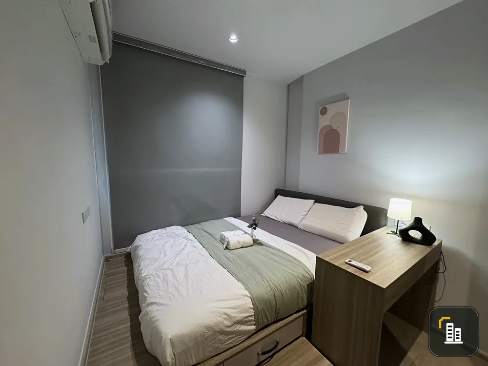 For rent: ALTITUDE UNICORN SATHORN - THAPRA. The room is decorated in a soothing green color scheme, making it a very comfortable and pleasant place t