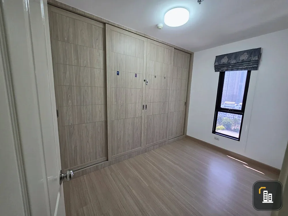 Selling Supalai Loft @ Talat Phlu Station, 2 bedrooms, spacious living area, high-quality built-in furniture. Book now!