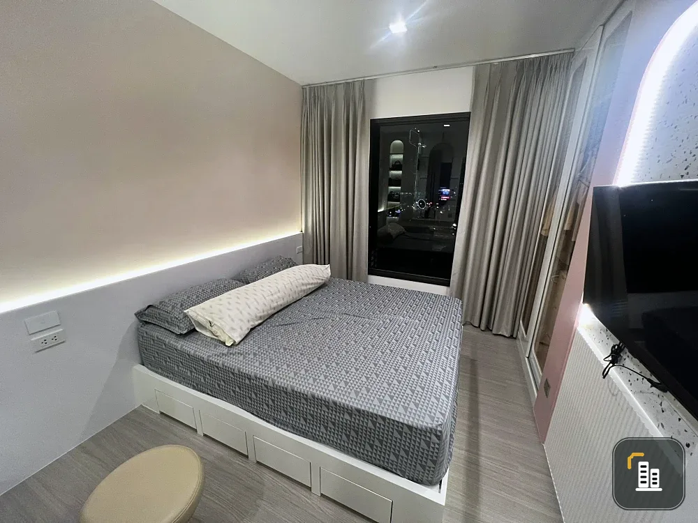 Selling Life Asoke-Rama 9 unit, built-in in a beautiful and sweet "pink" color scheme. Very livable. Fully furnished with appliances, ready to move in