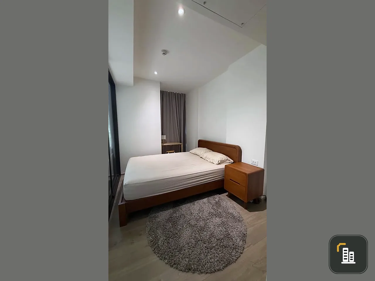 For rent: FYNN Asoke, a resort-style condo in the heart of Asoke. Quiet room with a beautiful, lush garden view.