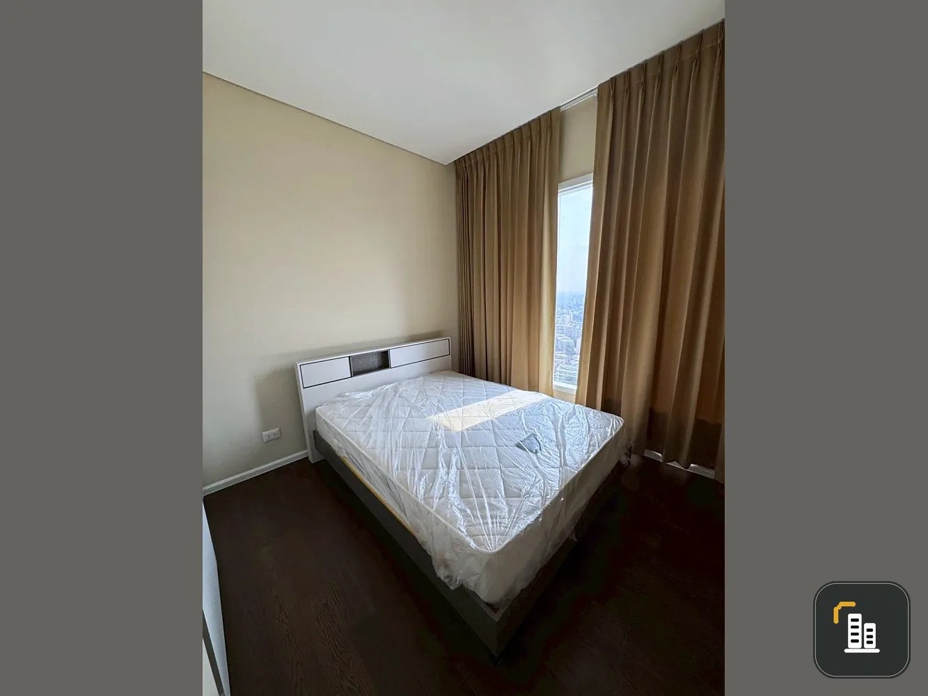 Spacious and comfortable rooms for rent at The Saint Residences. High floor. Book now! Don't miss out!