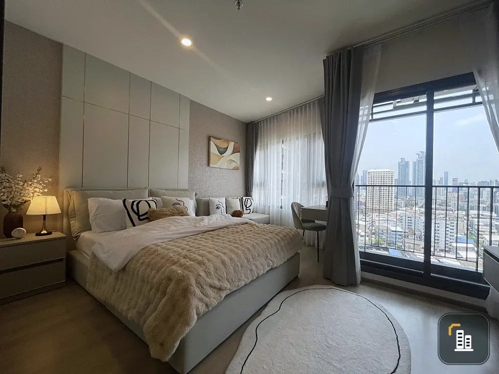 For Rent: Life Rama 4 - Asoke. Nice unit on the 15th floor with great views. Fully furnished. Book now!