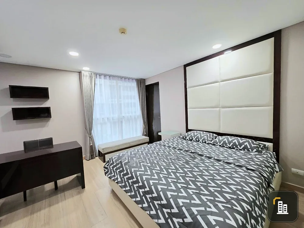 For rent: The Address Pathumwan, corner unit, great view, fully furnished and ready to move in, with high-quality furniture. Book now!