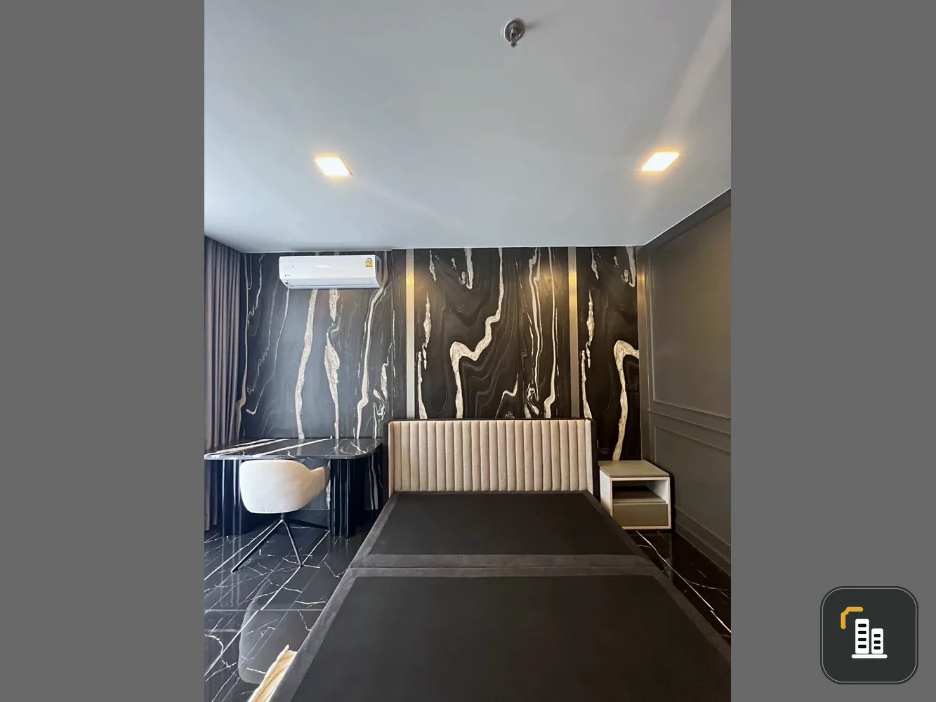 XT Phayathai condo for sale. Beautifully decorated with a stunning, coordinated color scheme. High-quality built-in furniture. Book now!