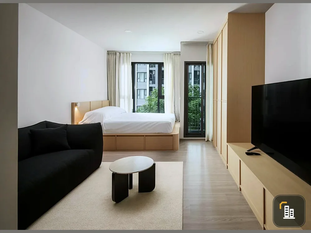 For rent: Aspire Sukhumvit - Rama 4, minimalist studio with pool and tree views. Book now!
