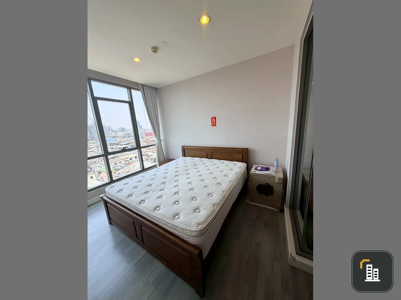 Selling/rent The Room Rama 4, 1 bedroom unit with spacious living area, great location, and beautiful city views. Book now!
