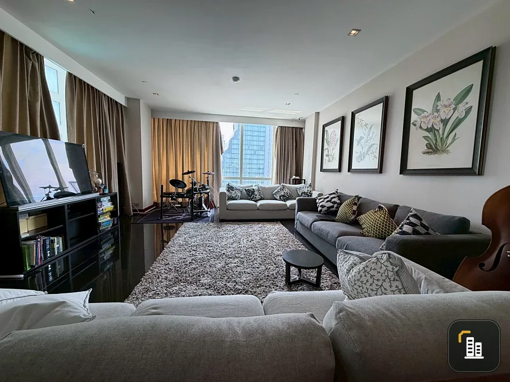 For rent: Le Raffine Sukhumvit 31. Experience super luxury living with panoramic city views. Don't miss out!