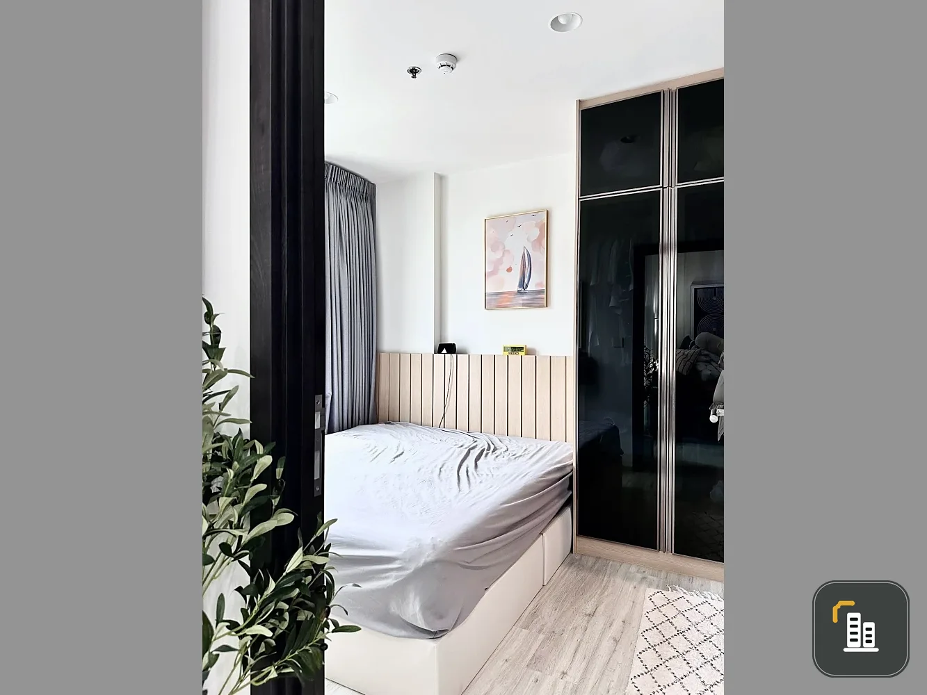 XT Huaikhwang condo for sale. Beautifully decorated with a coordinated color scheme. Fully furnished with appliances. Book now!