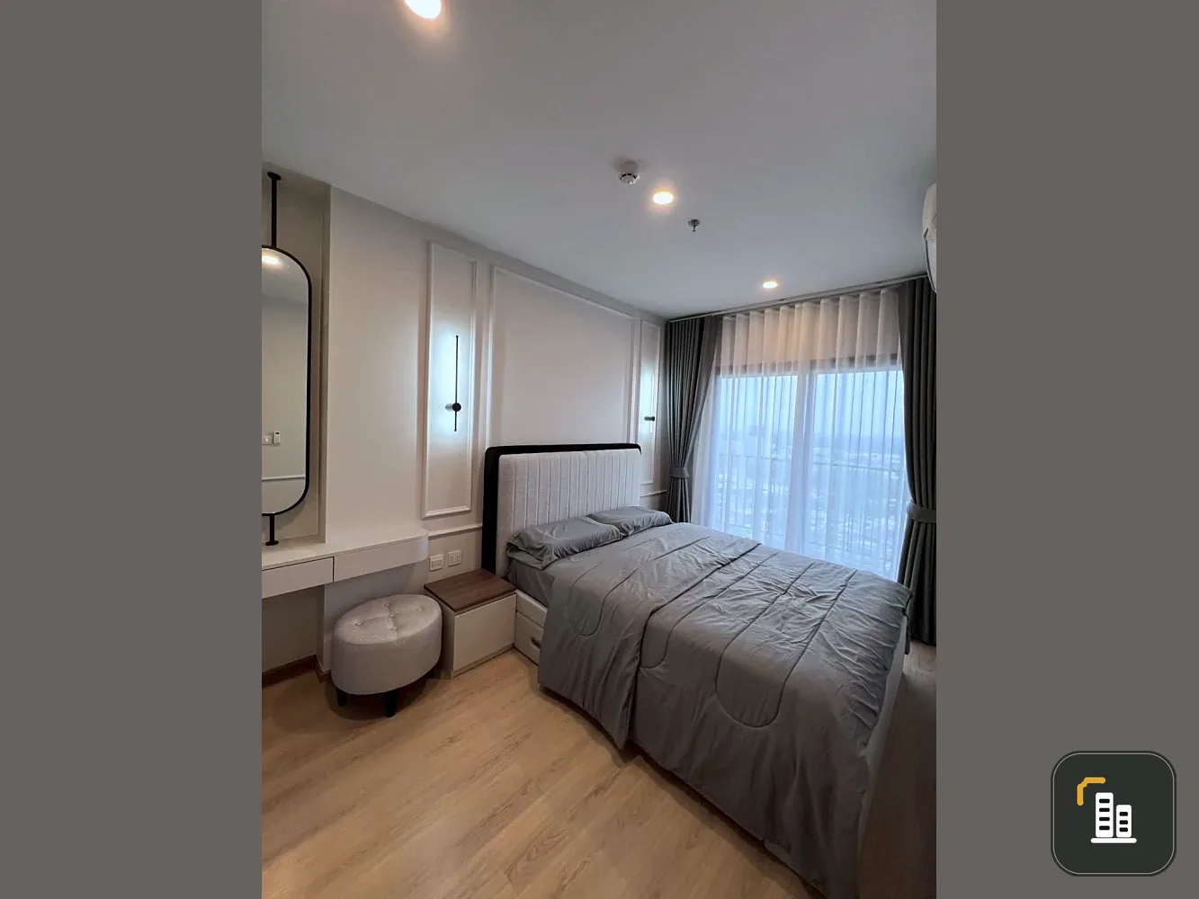 Condo for rent: Life Rama 4 - Asoke. Nicely decorated unit with high-quality built-in furniture. Amazing price! Book today! Don't miss out!