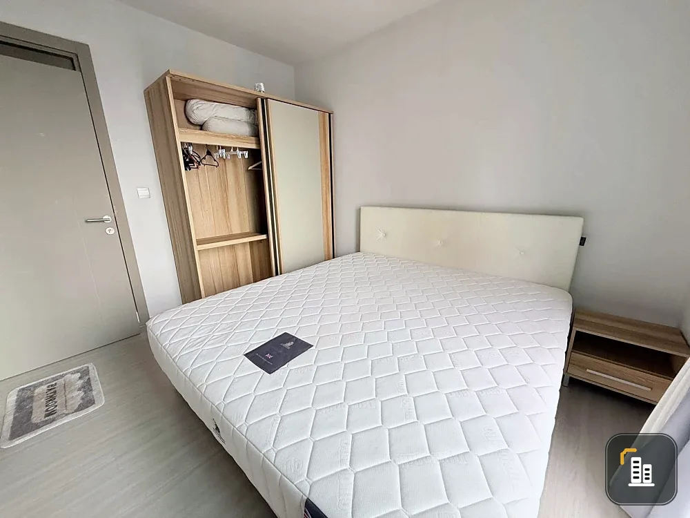 For rent: Life Asoke-Rama 9, 2-bedroom unit, spacious area, fully furnished, ready to move in.