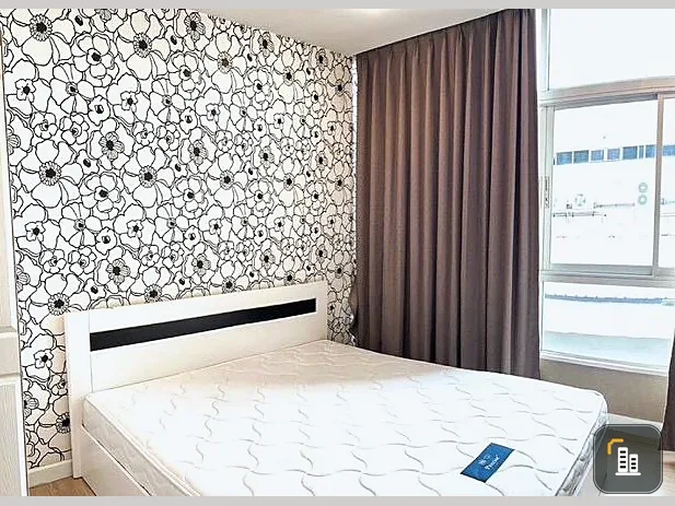 Selling Zenith Place @ Huai Khwang. Spacious and comfortable room. Bedroom features beautiful wallpaper. Book now before it's too late!