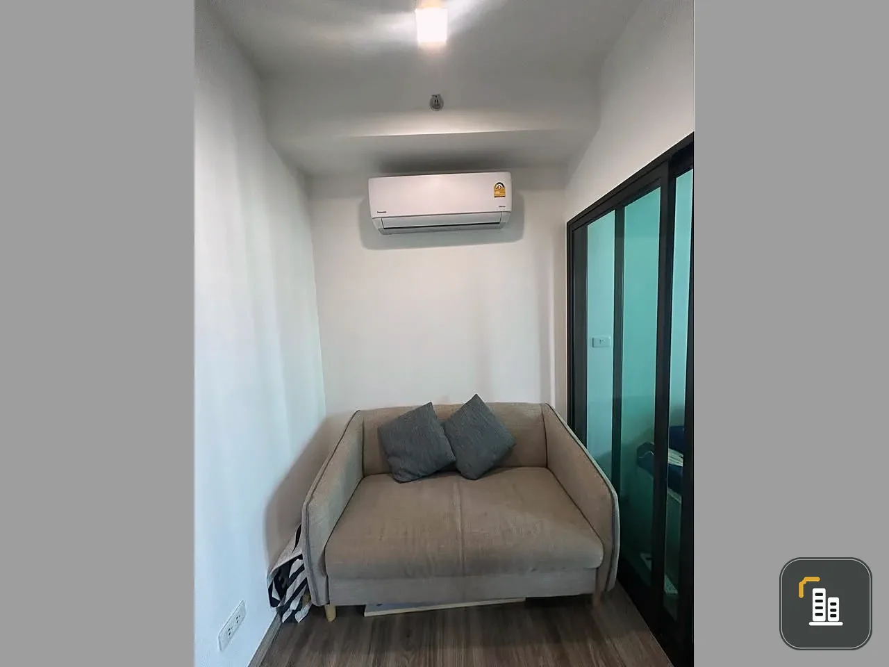 Selling Rich Park Terminal Phaholyothin 59 condo unit with city view. Very livable, fully furnished with appliances. Just bring your personal belongin