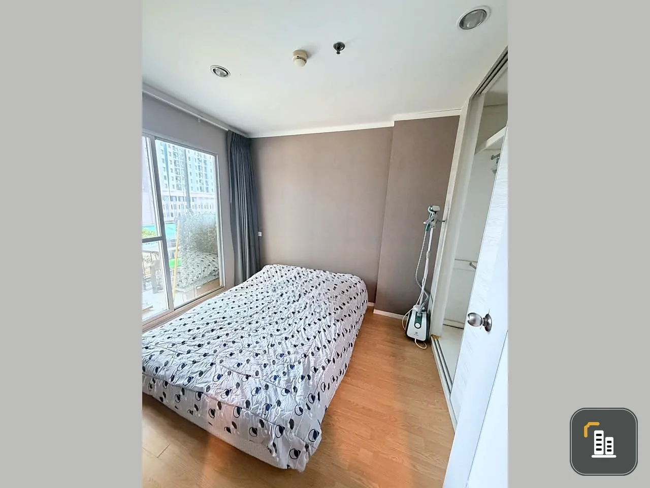 Urgent sale! Lumpini Place Srinakarin-Hua Mak condo. Large, comfortable unit with ample living space. Grab yours now!