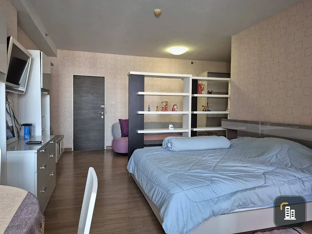 Selling a Supalai City Resort Ramkhamhaeng condo. High floor unit with excellent ventilation and unobstructed views, including a wide view extending t