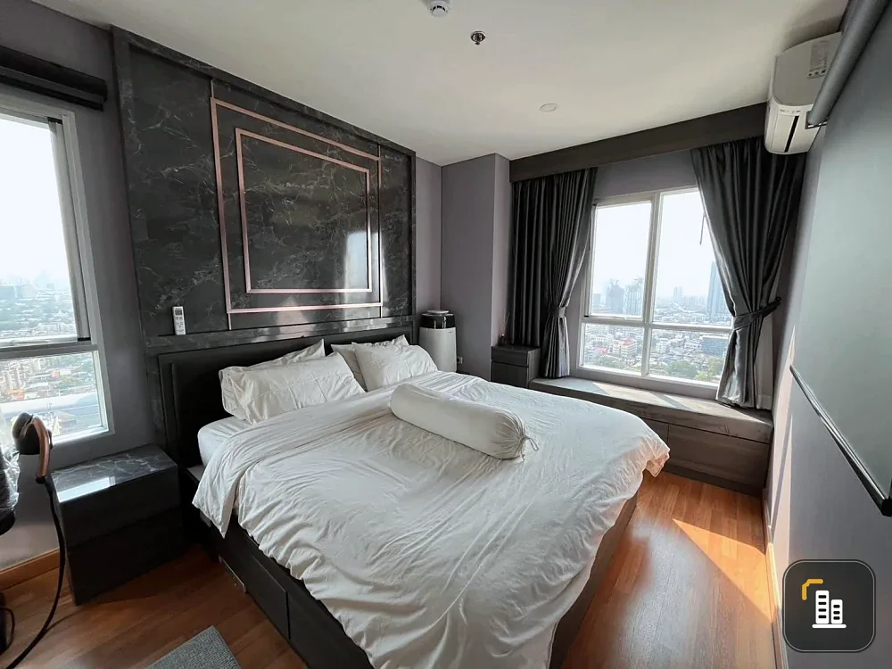 Selling a corner unit at Lumpini Place Taopoon - Interchange, offering privacy and high-quality built-in furniture. Don't miss out!