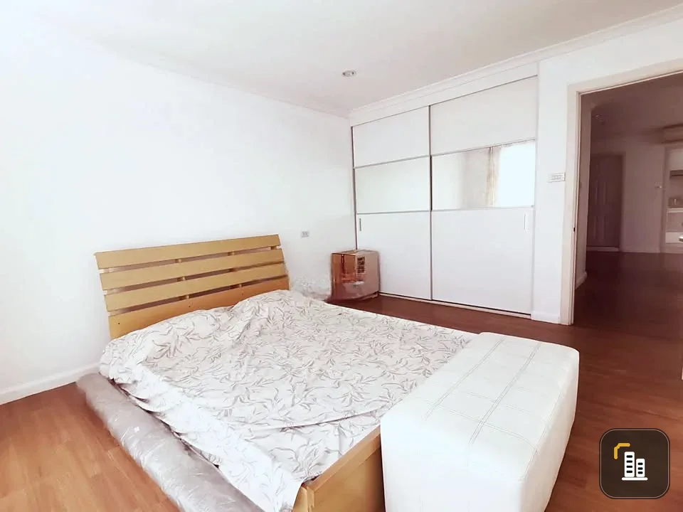 Selling Lumpini Suite Pinklao, 2 bedrooms, spacious living area, prime location, and complete amenities. Book now!