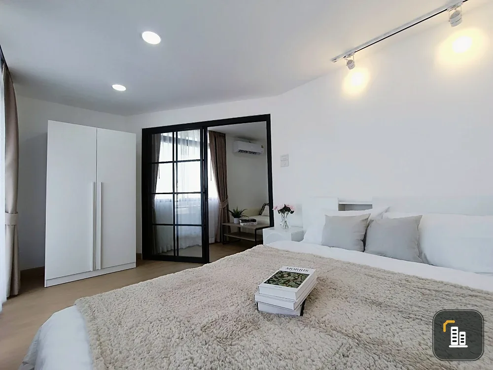 Selling a corner unit at Tararin Chaophaya, offering privacy and a beautiful minimalist design. Don't miss out!