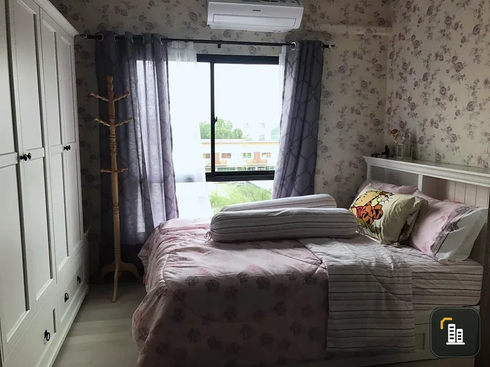 Selling Unio Rama 2-Thakham corner unit for privacy. High-quality wallpaper and fully furnished. Don't miss out!