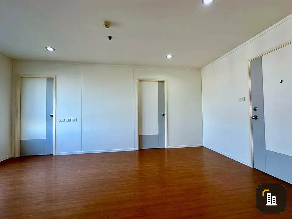 Selling a spacious and comfortable condo at Lumpini Park Rattanathibet-Ngamwongwan. High floor with great views and no obstructing buildings. Book now