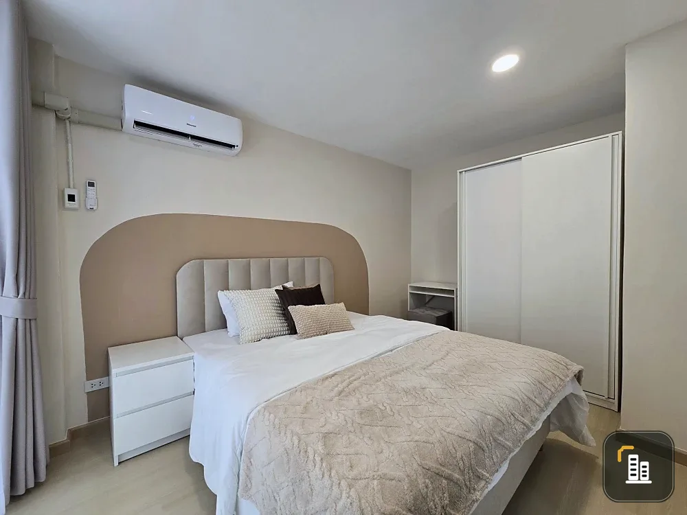 Selling a beautifully decorated 37 sq.m. condo at The Parkland Bangna, near Sri Eiam BTS station. Spacious and ready to move in.