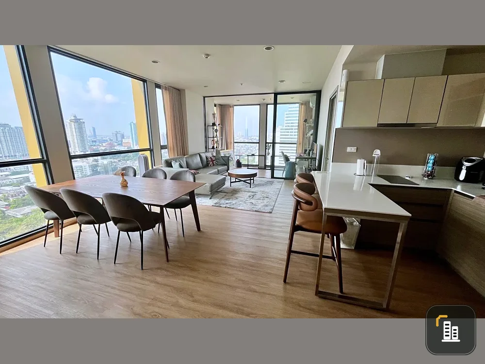 Selling The Issara Sathorn. Spacious, airy room with high ceilings and long windows offering panoramic views. Located on the 25th floor, overlooking b