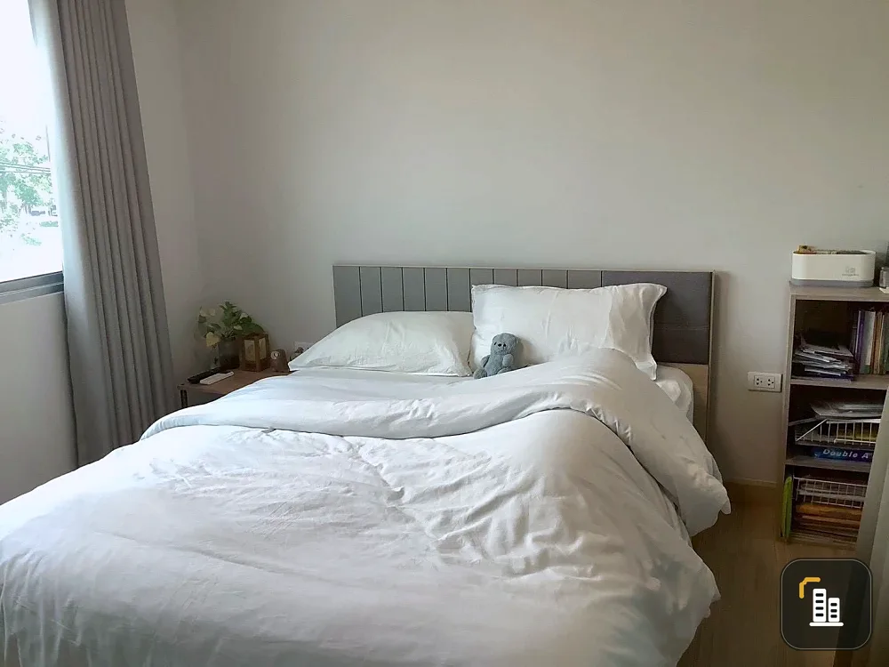 Selling a Smart Watcharapol condo, located on the 3rd floor, facing Plearnary Mall (view of the street and the shopping mall). Convenient transportati