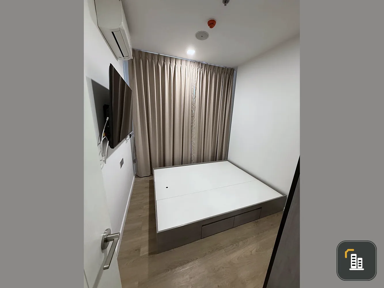 Selling a Modiz Rhyme Ramkhamhaeng condo, 17th floor. Unobstructed view, no buildings blocking the view. East-facing unit gets morning sun, not hot in