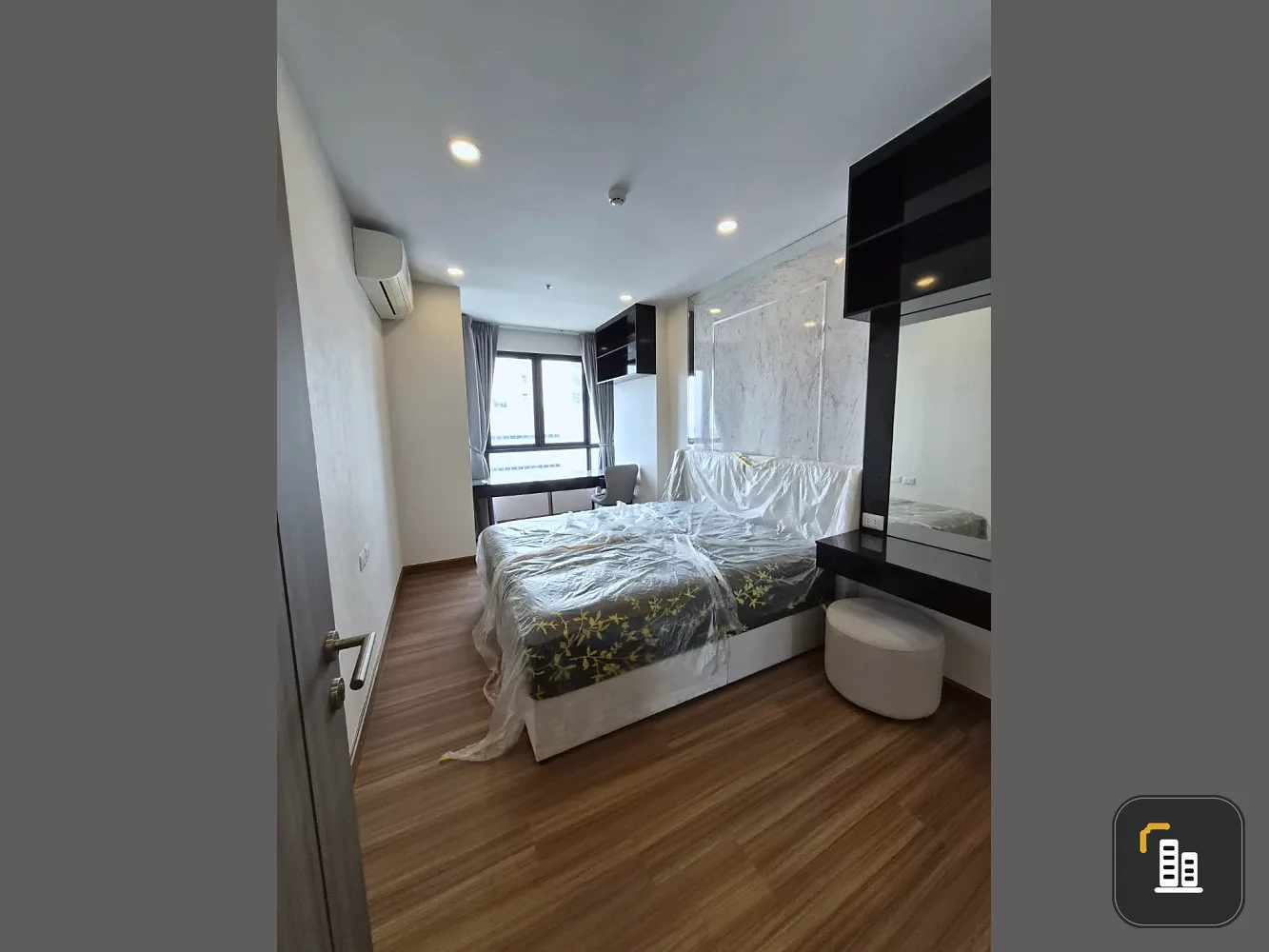 Selling a spacious Supalai Premier Charoen Nakhon condo. Enjoy ample living space. Book yours today! Don't miss out!