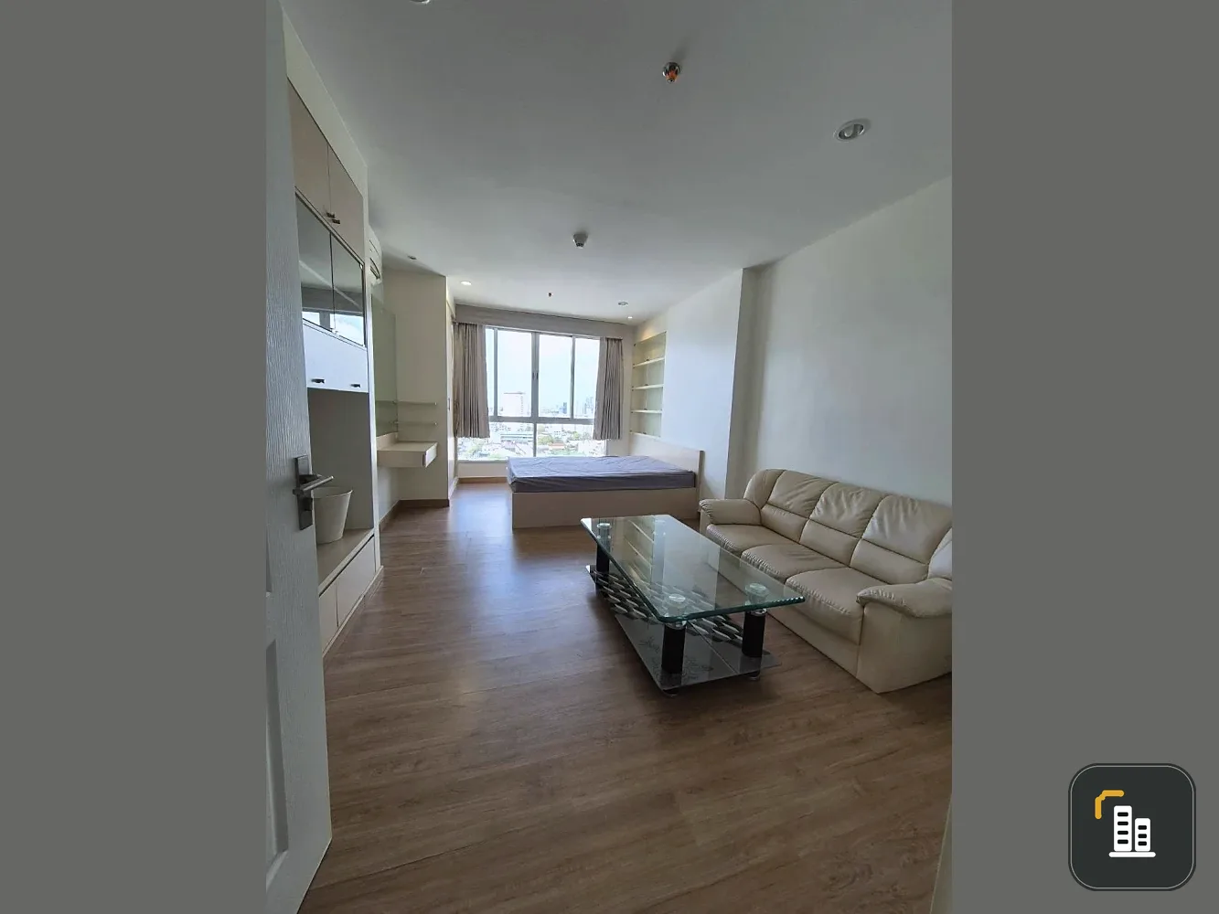 Selling a studio unit at The Tree Bangpo Station. Includes built-in furniture; just bring your belongings and move in!
