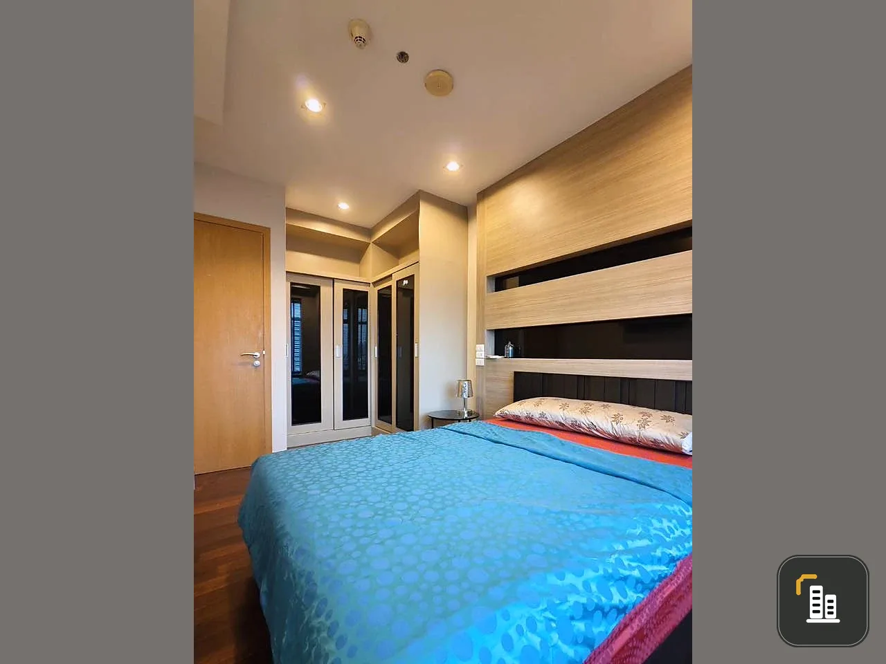 Circle Condominium for sale, 14th floor, North facing. Comfortable, not hot, clean, spacious, and very livable. Book now!