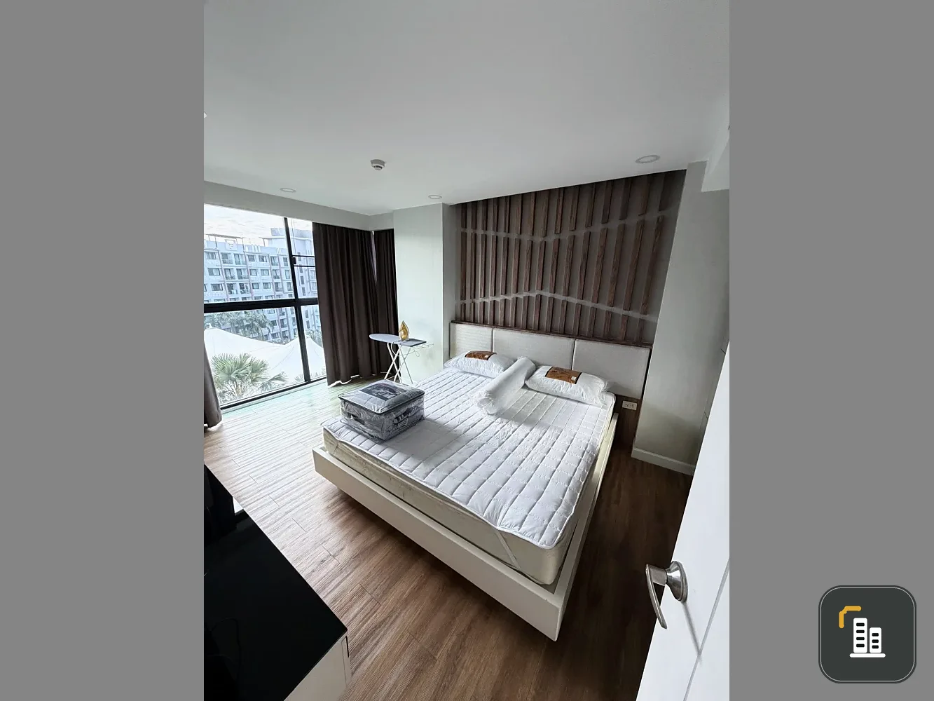 For rent: Dusit Grand Park, corner unit. Beautiful, peaceful room with great views, perfect for true relaxation.
