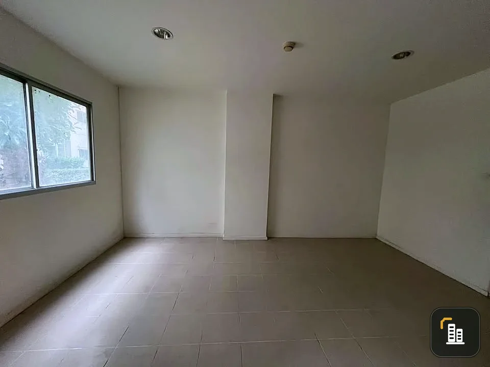 Selling a 1st floor, unfurnished unit at Lumpini Township Rangsit Klong 1. Comes with air conditioning. Great location. Don't miss out!