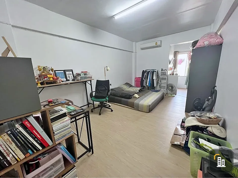 For sale: Pattanakarn Life Complex, ready-to-move-in unit, low floor, easy access. Book now!